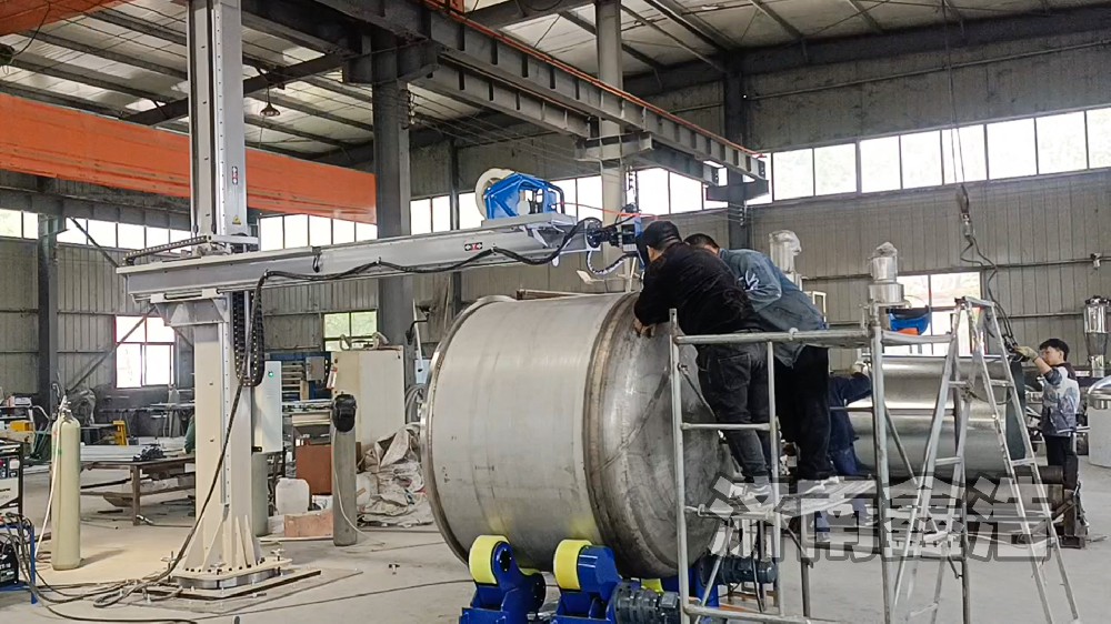 新鄉(xiāng)重型焊接操作機，無線遙控，提高效率